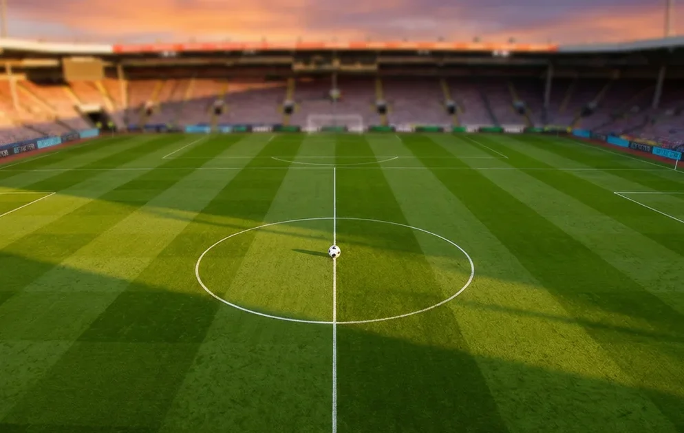 Campo de futebol visto de cima com bola no centro